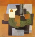 Guitare compotier et tableau sur une table 1921 cubisme Pablo Picasso